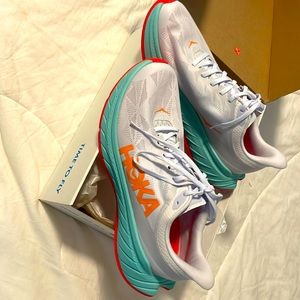 Brand new HOKA ONE ONE Carbon X women’s shows- never worn